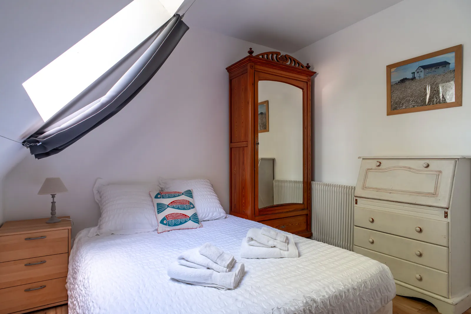 Chambre sous combles avec armoire ancienne