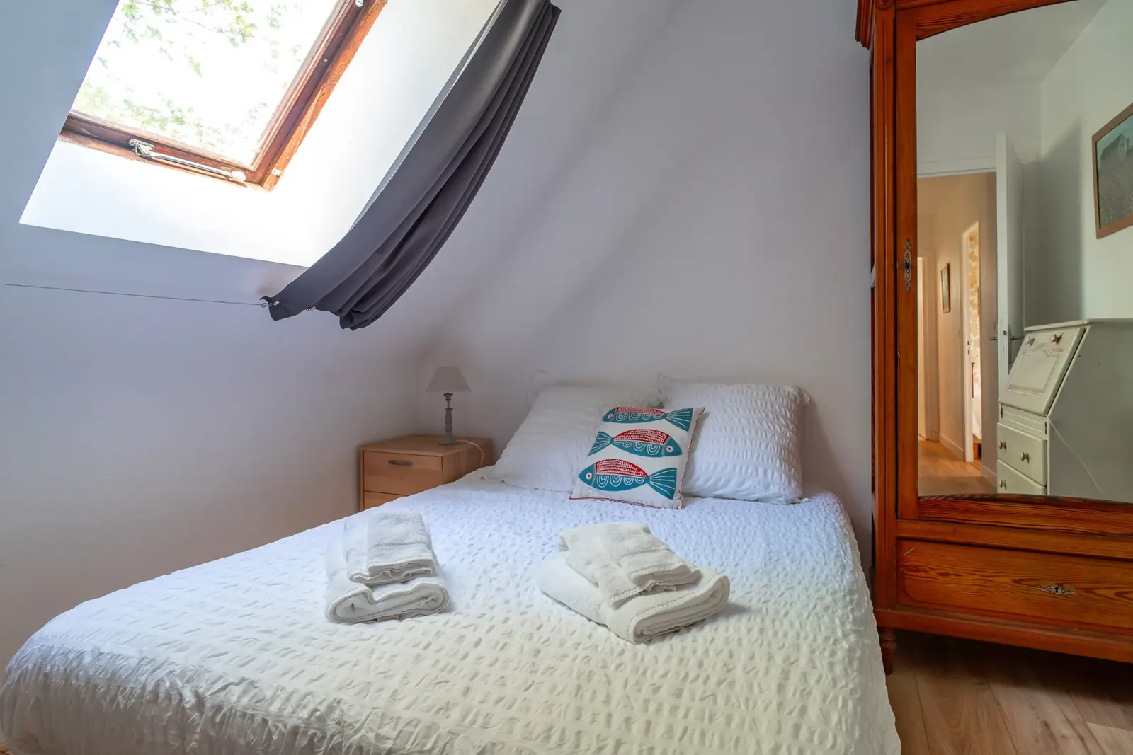 Chambre sous combles avec lit double