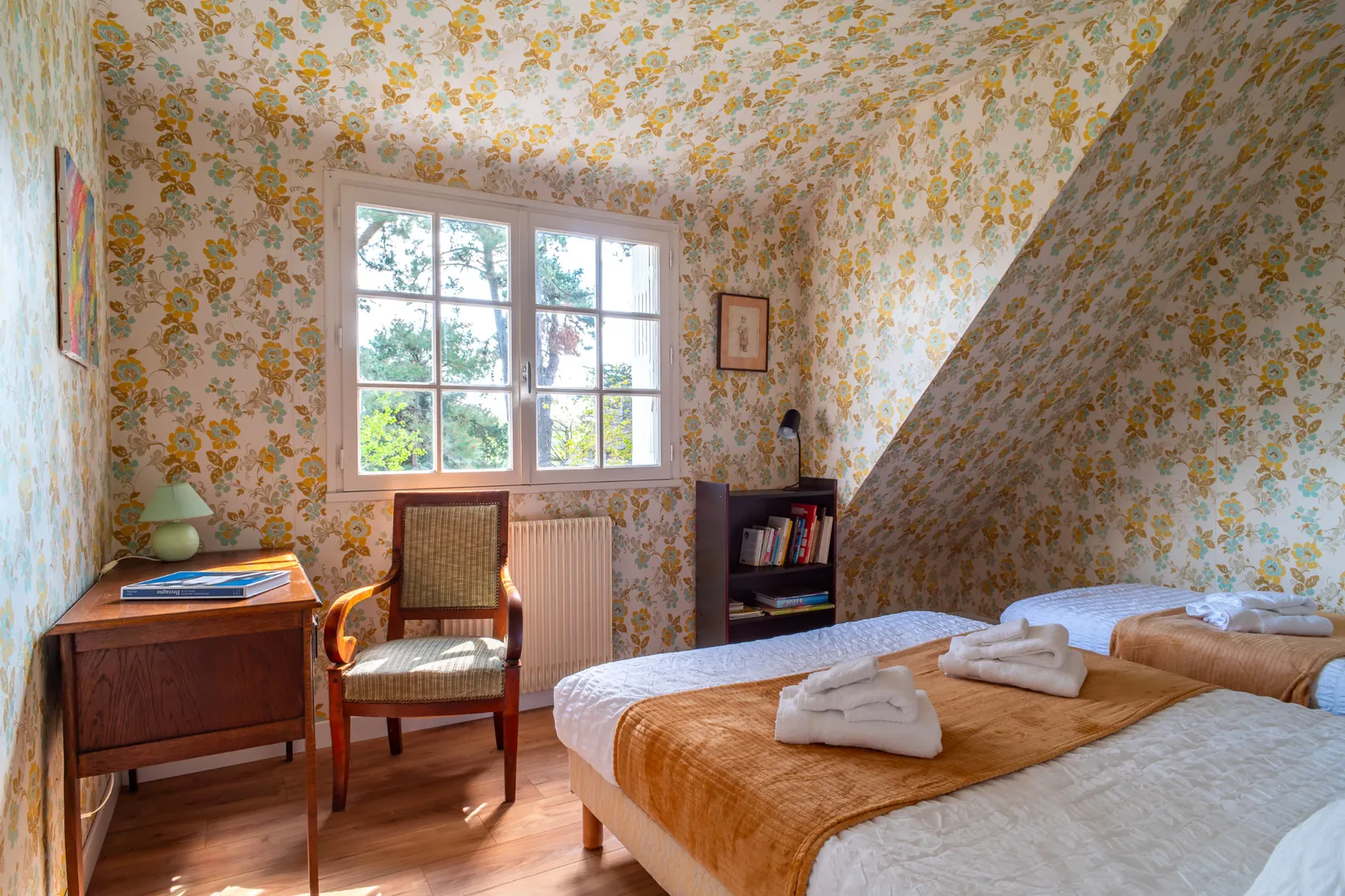 Chambre à l'étage avec tapisserie fleurie d'origine