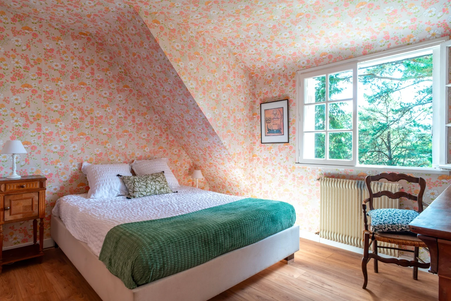 Chambre à l’étage avec tapisserie fleurie conservée