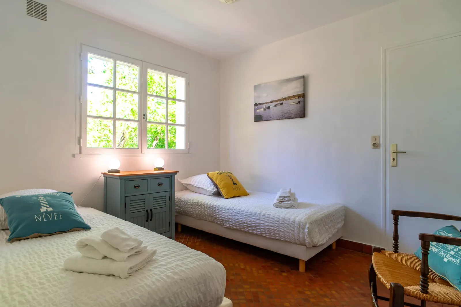 Chambre du rez-de-chaussée avec deux lits simples
