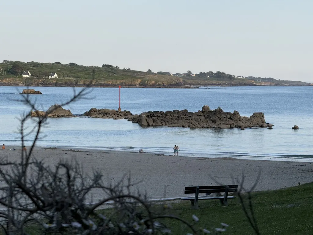 Rochers et côte boisée à l’entrée de l’Aven près de Port-Manec’h