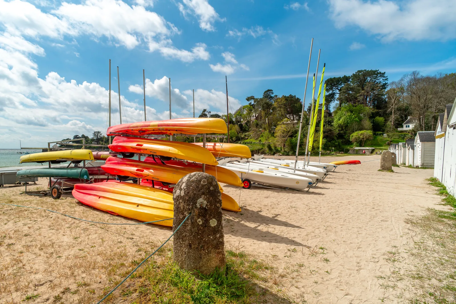 École de voile et kayaks sur la plage