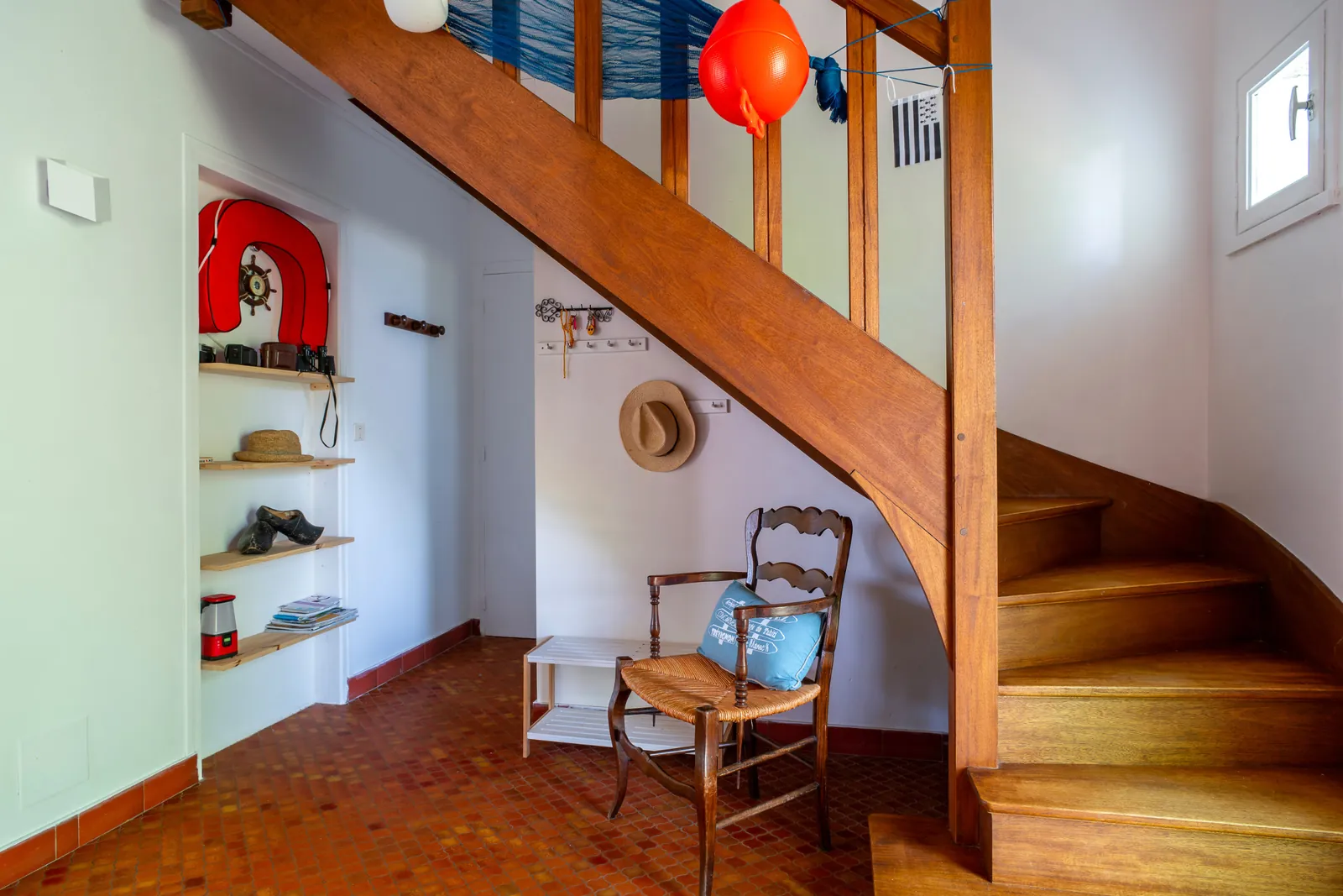Entrée et escalier en bois