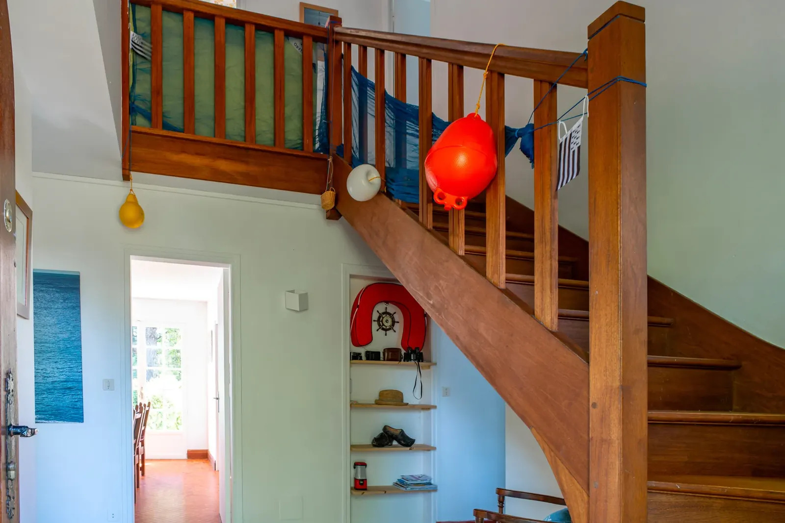 Entrée et escalier en bois de la maison
