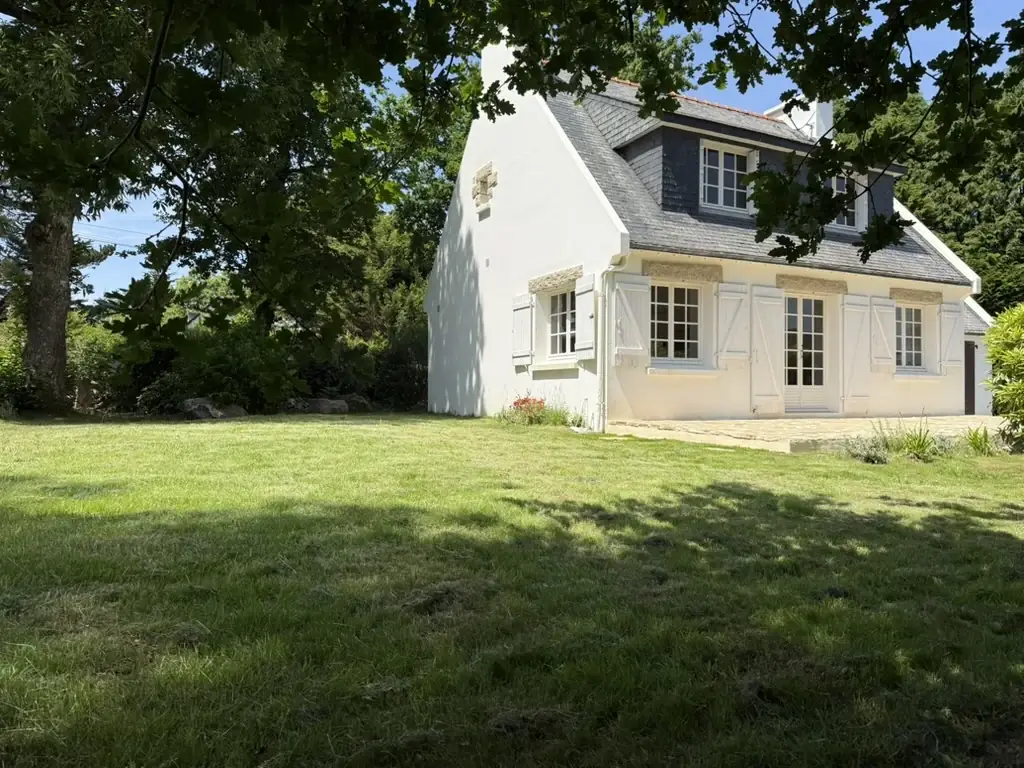 Maison blanche entourée d’un grand jardin à Port-Manec’h