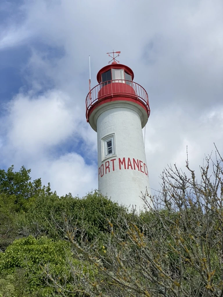 Phare rouge et blanc de Port-Manec’h