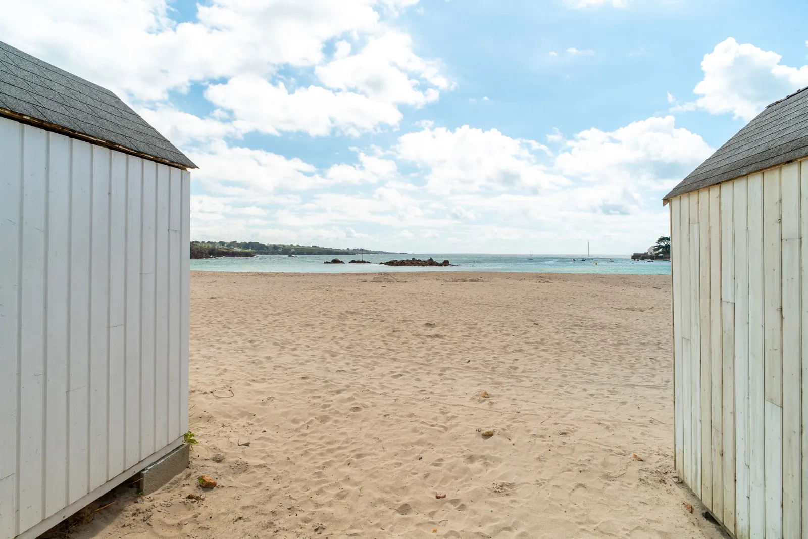 Cabines blanches sur la plage de Port-Manec'h