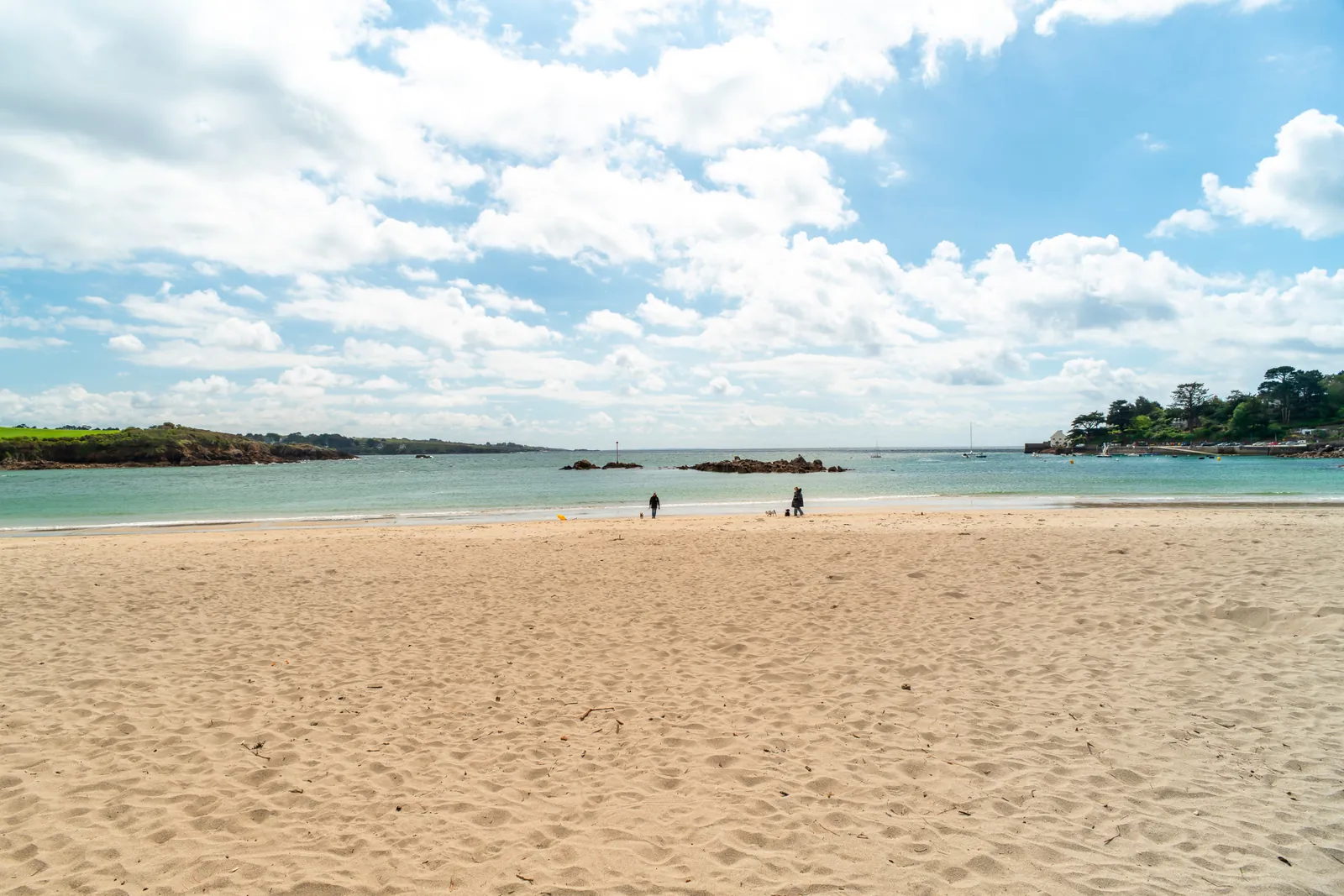 La plage Saint-Nicolas et son eau claire