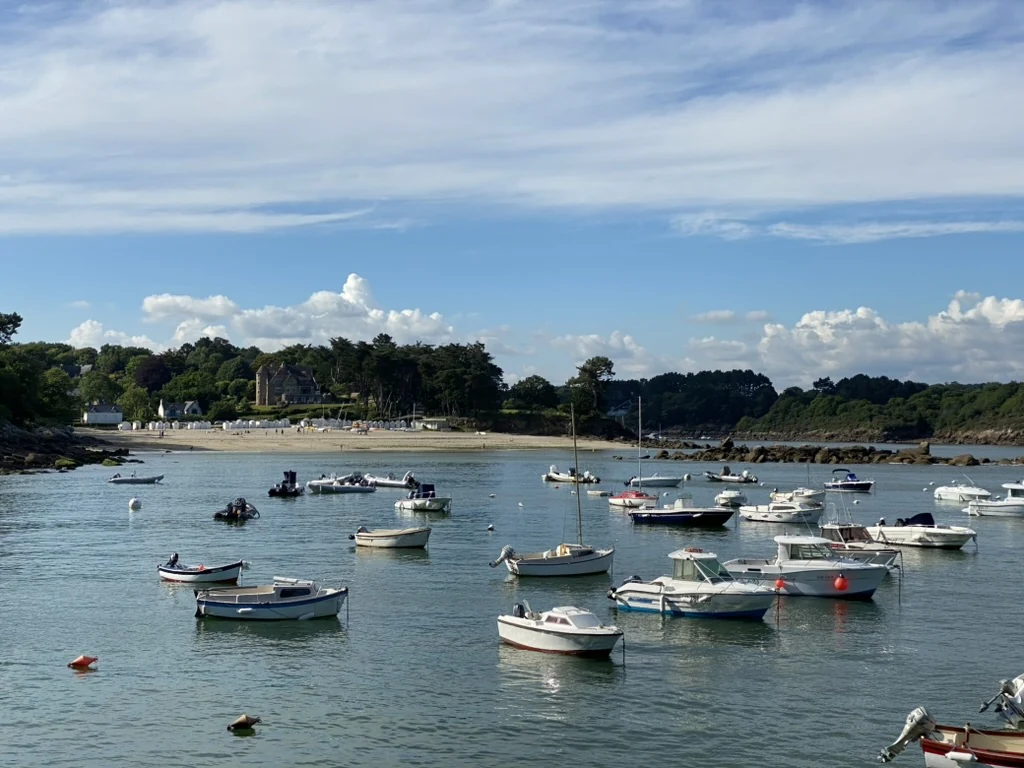 Bateaux au mouillage devant Port-Manec’h