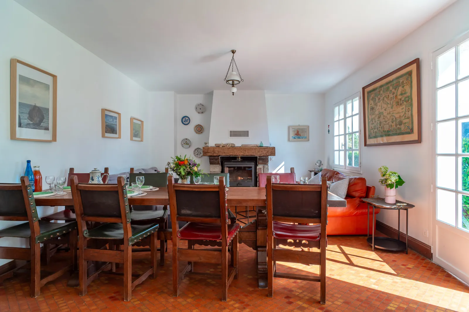 Salle à manger et sa grande table conviviale
