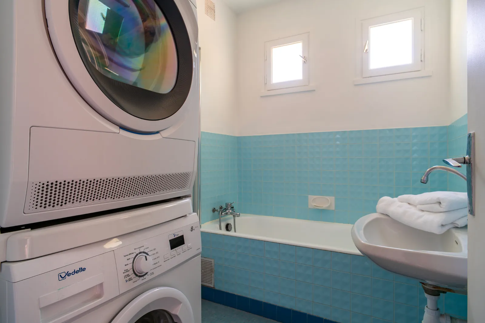 Salle de bain avec lave-linge et sèche-linge